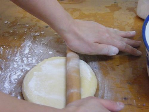 用擀面杖开始擀面团