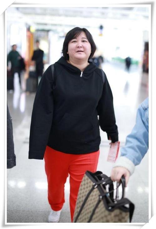贾玲又双叒胖啦!脸和脖子都连成一体了,36岁的年龄,56岁的身材