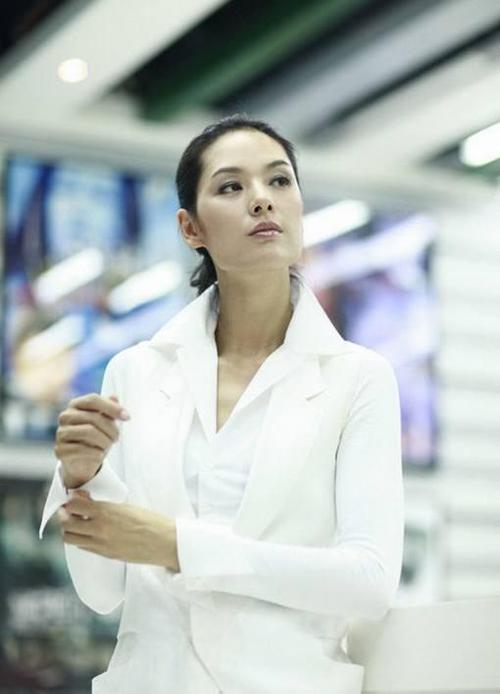 离婚十年如今还是单身,她被号称为中国第一美女!现在