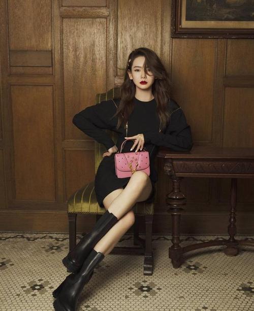 35岁的戚薇厉害了全黑造型搭靴子大秀长腿粉色包包超惊艳
