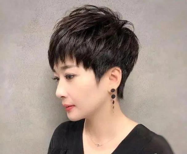 齐耳短发造型还有非常好的修饰作用,能够让你的脸蛋看起来小巧又迷人