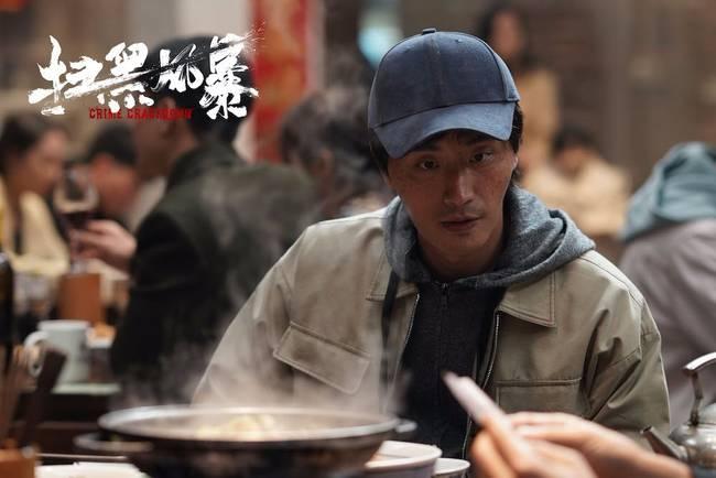 《扫黑风暴》热播,全网话题热议不断,其中饰演情报人员邢非一角的