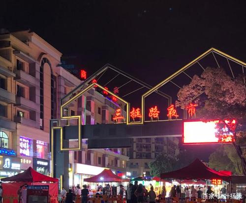 义乌三挺路夜市,以前特别的热闹,也有很多老外来逛街逛夜市的人们夜市