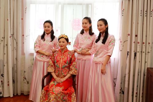 现在我们走进闺房,一睹新娘孟琳琳的风采!