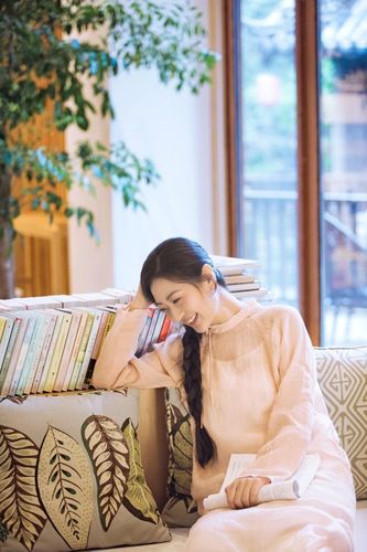 国风歌者刘珂矣读秋主题写真曝光