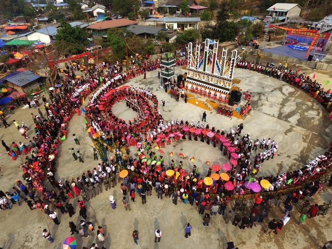 "目瑙纵歌节"是景颇族最盛大,最隆重的民族节日,是景颇族优秀传统