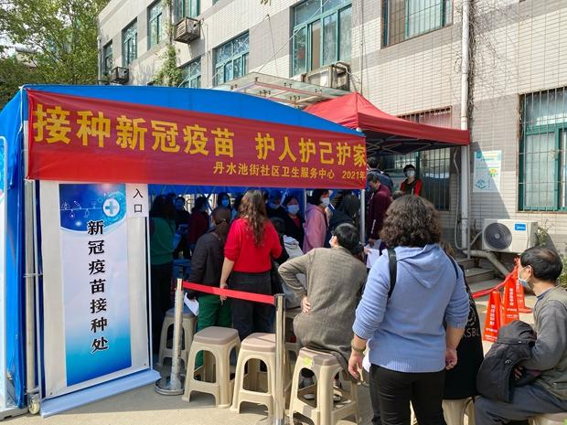 人大代表进社区 邀请专家就新冠疫苗接种答疑解惑