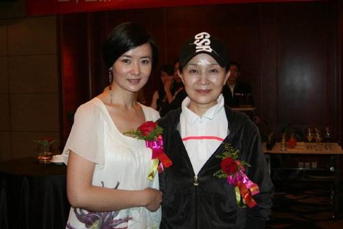 62岁刘莉莉全家照,女儿漂亮老公是他,比自己还要小4岁