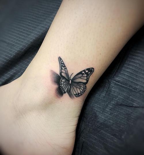 脚踝黑灰蝴蝶纹身图案