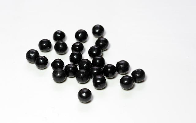的中成药,通常在药店中就能买到,在外形上,看着是一颗颗的小黑色药丸