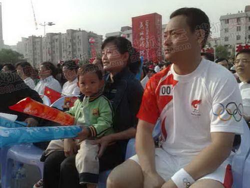组图:温州站首棒火炬手占旭刚 爱家人爱奥运