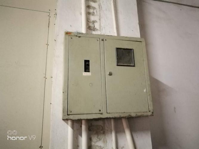 发现隐患:配电箱未贴警示标识