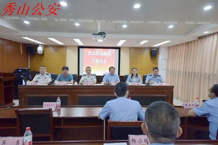 会上,许颖部长宣读了刘涛同志的任职决定:刘涛同志任秀山土家族苗族