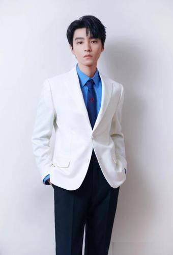 王俊凯最新活动照释出,银灰色西装帅气养眼,这双腿真不是p的吗