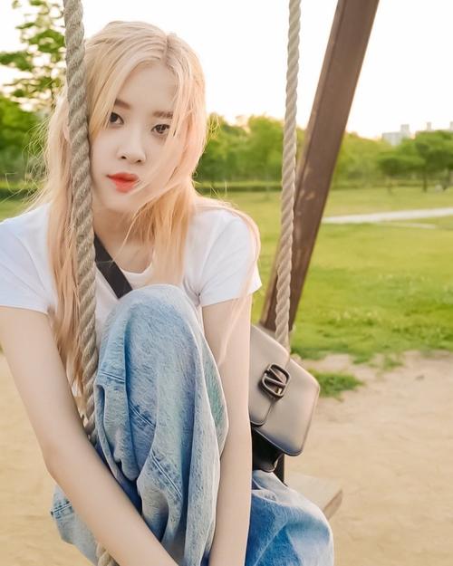 blackpink——朴彩英的神仙发色,名媛气质非凡,紫发太