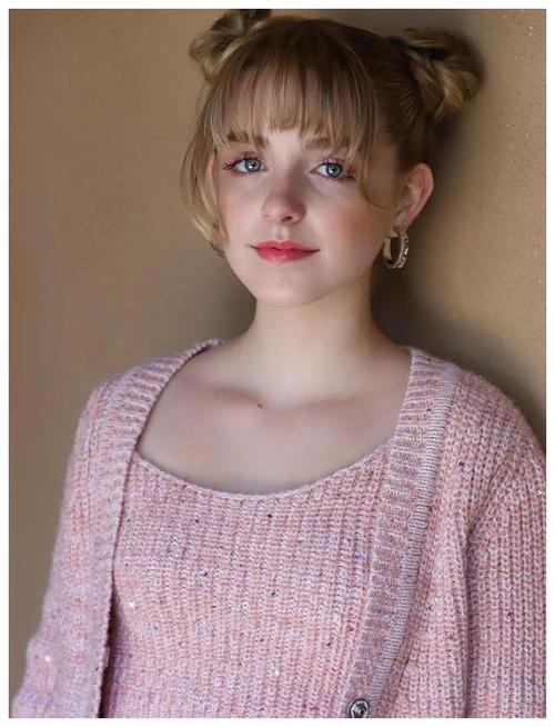 好莱坞最忙女童星曝14岁美照粉嫩妆包头网赞天生公主