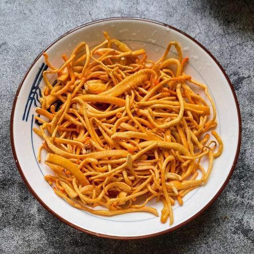 第8步,鲜虫草花洗净.