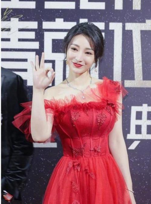 性感女神柳岩穿一字肩连衣裙亮相有几分东方女王的味道超美