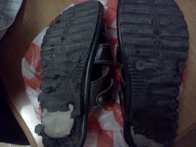 网购的鞋子穿了半小时鞋底就烂了.哪位能告诉我这是怎么回事么?