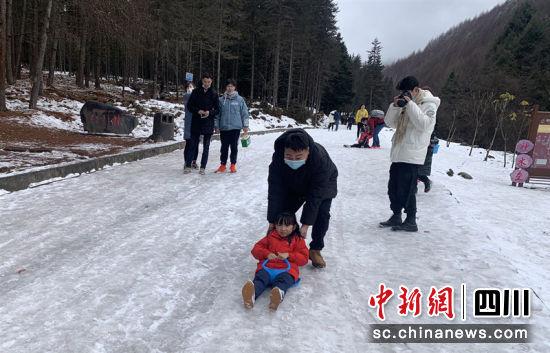 千人雪地徒步神木垒为2022年北京冬奥会加油