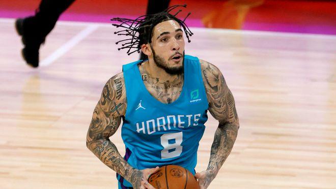 现在,球家三兄弟都在nba打球了,因为二球利安吉洛-鲍尔最新刚和黄蜂