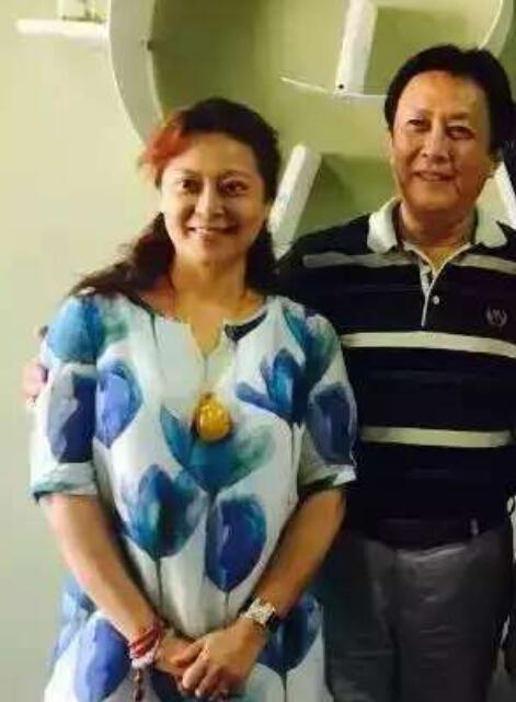 64岁唐国强的52岁妻子近照