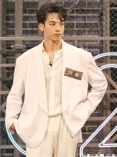 刘迦演绎"白马王子"跳街舞,赢得67%支持,不愧是全能舞者