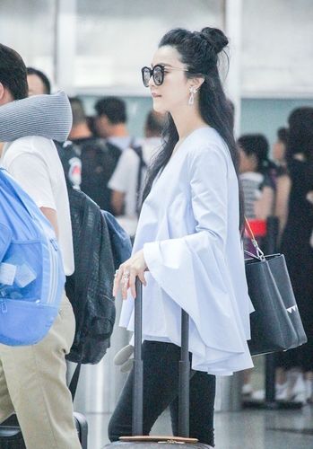 2 成都机场机场街拍,范冰冰身穿ellery 2015早春系列蓝色荷叶袖衬衫.