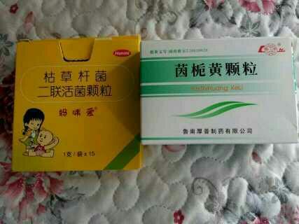 茵栀黄颗粒一包分三份,一天一包,拉肚子严重喝妈咪爱,一天三次,一次
