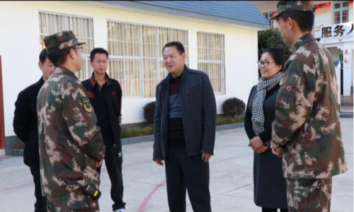 杨开东率队到县人武部和武警保山支队施甸中队开展春节慰问