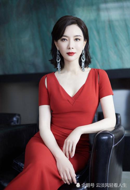 陈数气质写真:端庄优雅,妩媚迷人