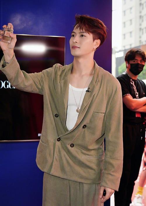 王嘉尔既帅气更可爱,时髦穿搭尽显阳光,更不乏少年般的青春感