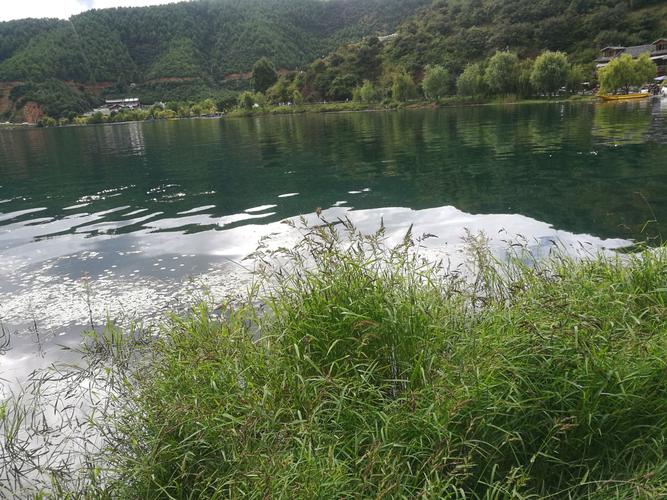 碧绿湖水