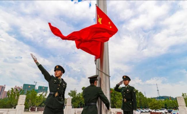 每当看着鲜艳的五星红旗冉冉升起,唱起国歌时