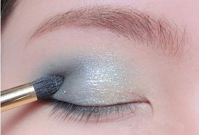 蓝色朋克小烟熏妆的画法步骤图解 (9)