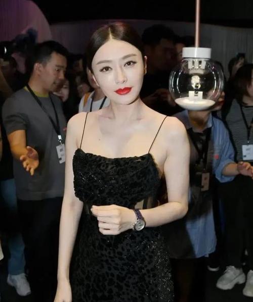 被41岁的秦岚美到了,在吊带裙上挖了6个洞,高级又显身材