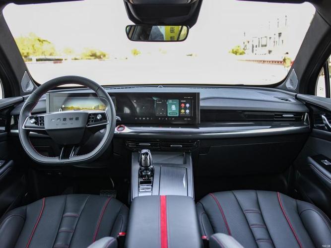 荣威rx5 max的内饰也"赋予空间以情感",它采用极简线条设计,整体座舱