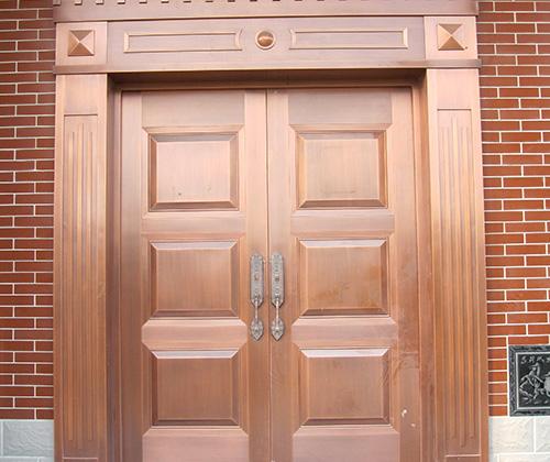 油漆保护层的化学成分的洗涤剂来清洁,在开启和关闭铜门的时候需要