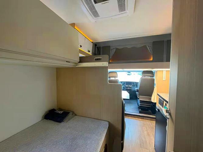 依维柯后置厨卫双发电机大额头c型房车