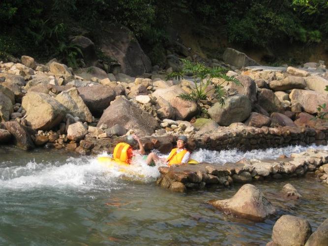漂流时,可以穿泳衣,或者普通衣服也可以,不过最好为深色,以防走光.