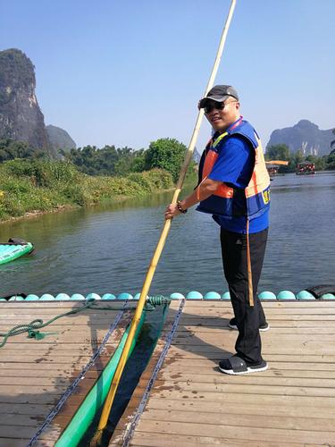 竹筏由艄公撑船,一根长长的竹竿,掌握着竹筏的方向和路程