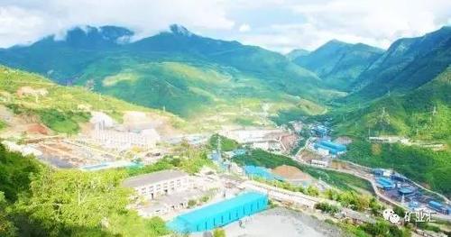经统计,在曼岗河东岸大红山铁矿范围内,共有矿石量55395万t.tfe