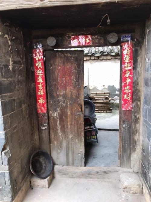 农村100多年的老房子,曾4世同堂,面对岁月的洗礼它撑不下去了