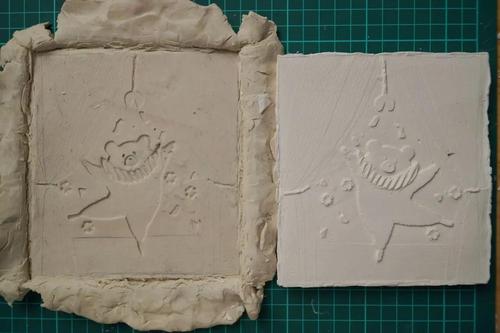 纸拓石膏画,是凹版画与石膏结合制作的特殊版画作品,有着立体美观,极