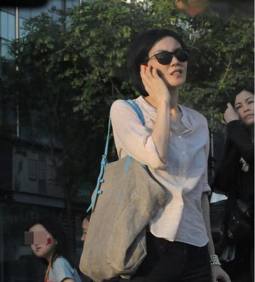 王菲素颜现身街头,50岁了一点不显老,气质还如20岁少女般!