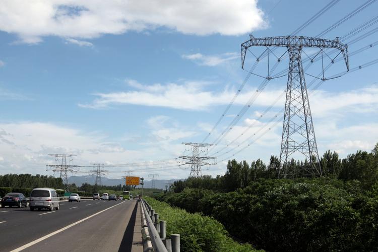 为2008奥运场馆送电的500kv同塔双回紧凑型输电线路.