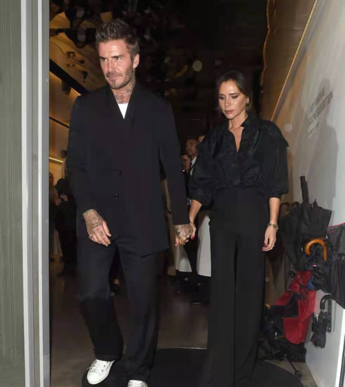 贝克汉姆与妻子恩爱亮相西装造型绅士时髦贝嫂展露强大气场