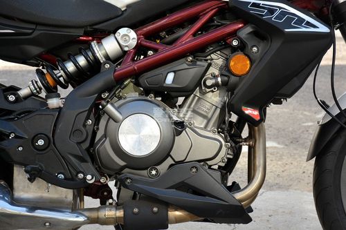 bn302搭载一台并列双缸水冷dohc发动机,每缸4气门,实际排量300cc.