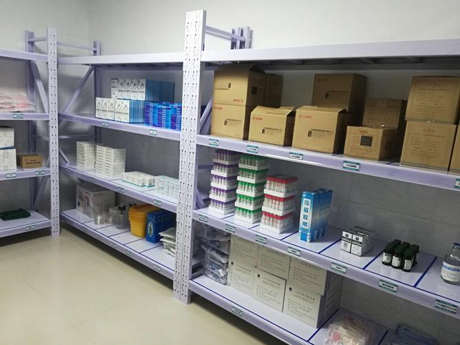 杂乱无章的仓库,在顾问老师指导下,小姐姐们清洗整理归纳之后,整齐划