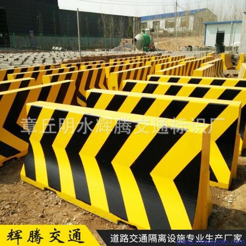 20080高速路口专用黄黑水泥隔离墩生产完成